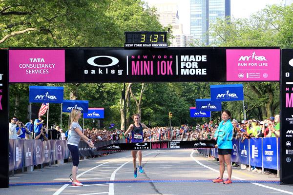 Molly Huddle wins 2014 Oakley Mini 10K