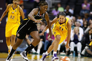 Tiffany Jackson goes for loose ball against Ticha Penicheiro (photo by Craig Bennett/112575 media)