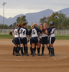 softball huddle Softball Coaching Tips for Fall   Games or Practice?