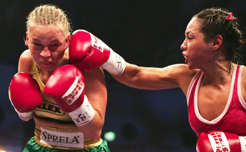 Elena Reid (right) vs Regina Halmich (left)